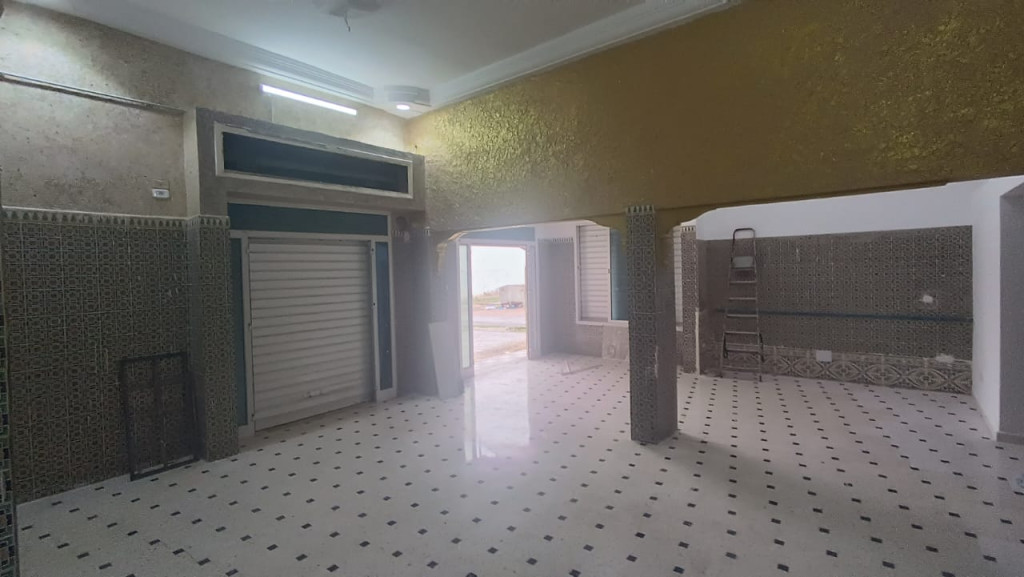 À vendre – Local commercial de 150 m² avec terrasse, idéal pour salon de thé, à proximité de la Maison des Jeunes