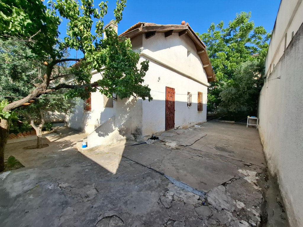 À vendre à Ben Arous : Maison ancienne avec jardin sur terrain de 520 m², proche maison de la culture