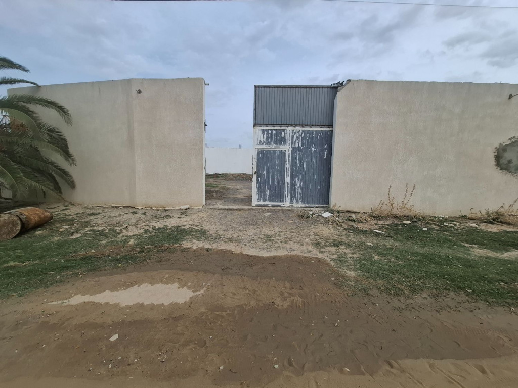 À louer : Garage/dépôt 1000 m² avec grande cour à Oudhna