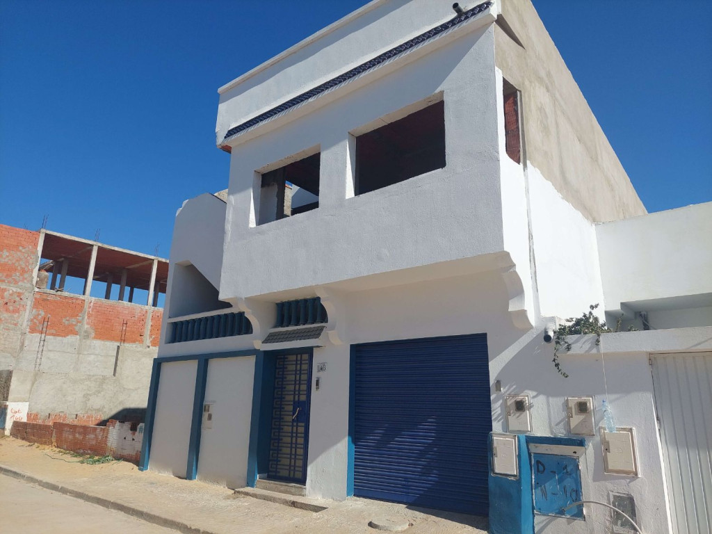 À vendre : Maison R+1 récemment construite à Fouchena avec rez-de-chaussée aménagé et étage inachevé sur un terrain de 200 m²