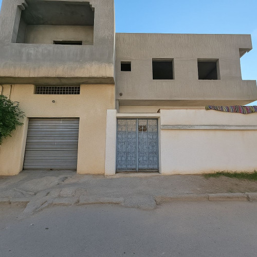 Maison à vendre à Mhamdia – S+2 habitable, étage inachevé, double façade, cour et garage