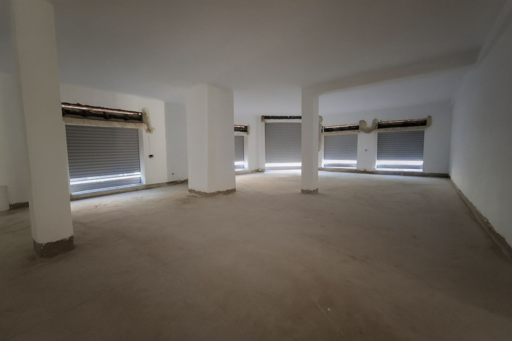 À vendre – Local commercial neuf de 455 m² à Mégrine Coteaux, emplacement stratégique en angle, direct promoteur, idéal activité professionnelle.