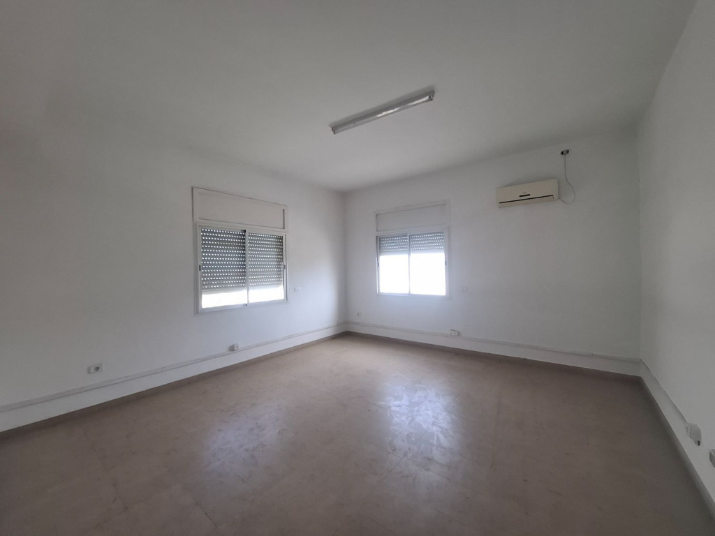 Bureau H+4 au 2ème étage à la Zone Industrielle Mghira, emplacement stratégique près de BIAT