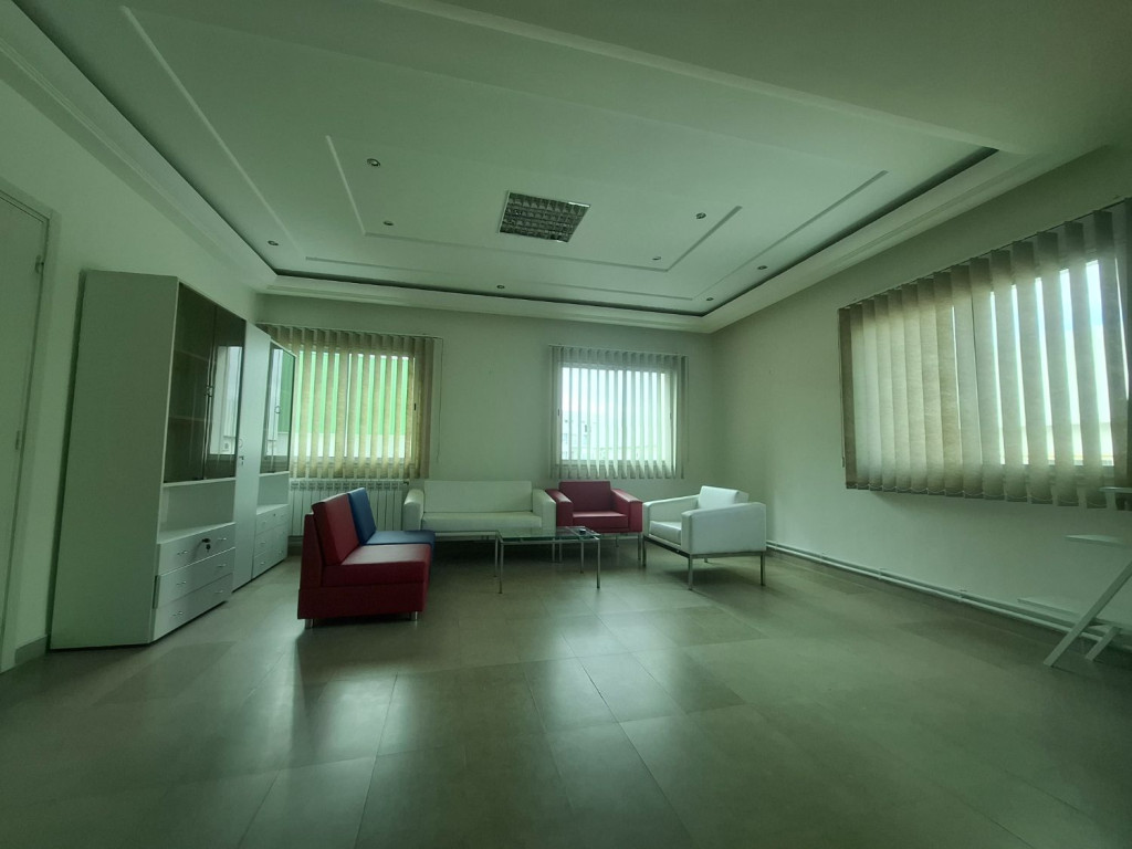 Bureau meublé 5 pièces 200 m² au 1er étage à la Zone Industrielle Mghira