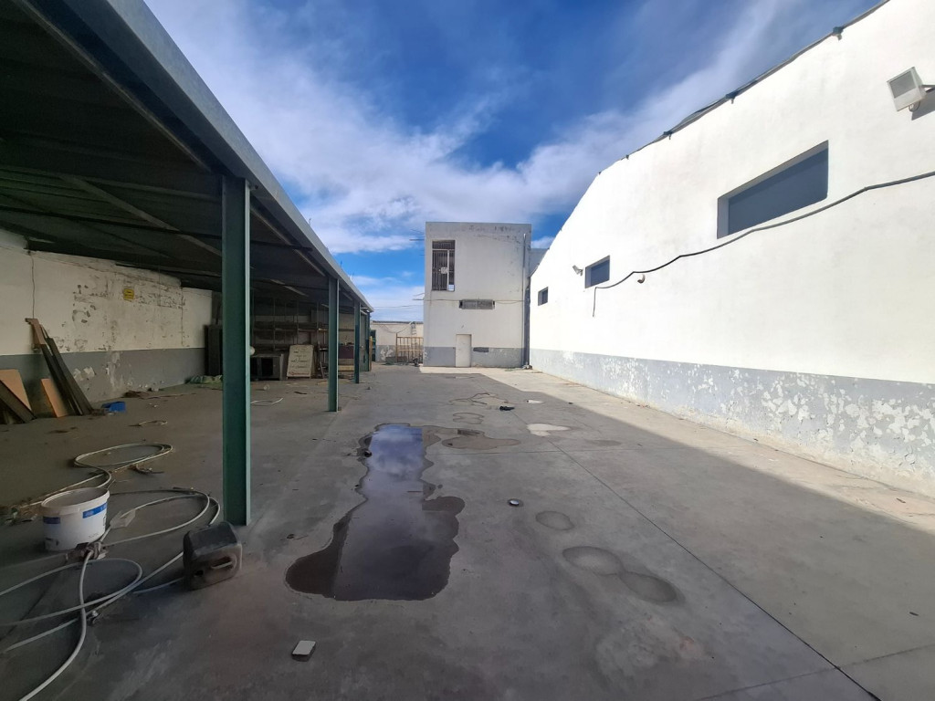 Dépôt 500 m² plus cour 400 m² Oudhna