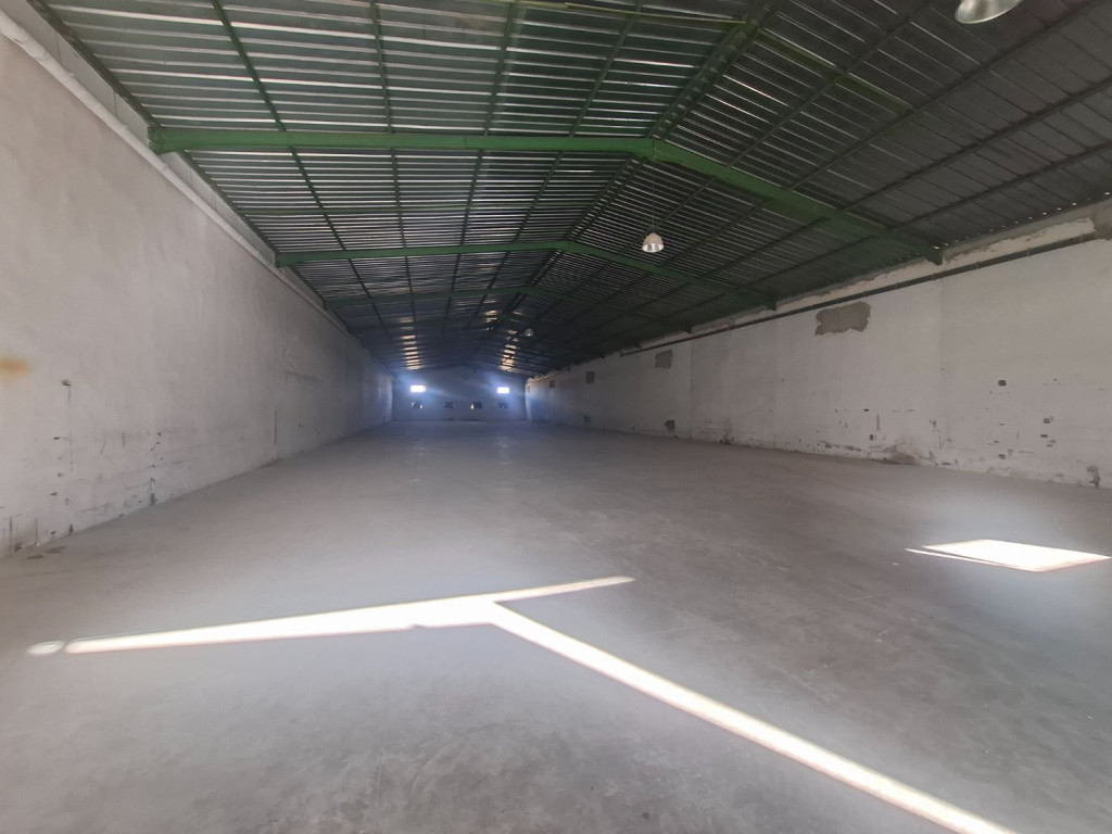 Dépôt industriel 1230 m² à louer à Bourbai Mhamdia – accès GP3, grande hauteur, dalle industrielle,