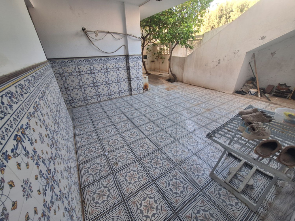 À vendre – Rez-de-chaussée de villa 286 m² à Mourouj 1, Avenue Abou El Kacem, proche mosquée – Salon, 3 chambres, jardin, terrasse, garage – Compteurs séparés