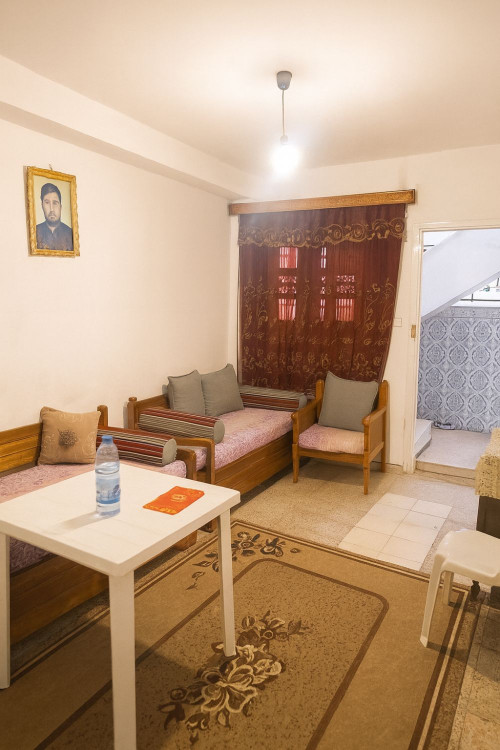 À vendre – Maison à deux niveaux à Ben Arous, avec patio intérieur, deux logements indépendants, toit-terrasse exploitable et fort potentiel pour habitation ou investissement locatif.