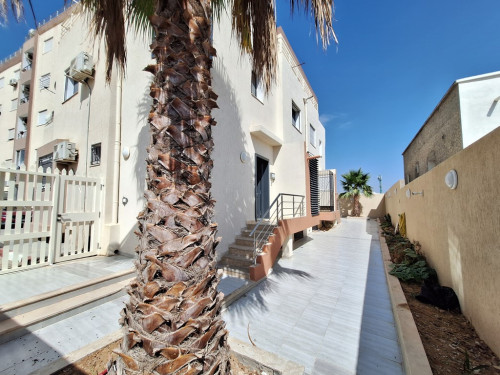 À Vendre : Triplex Rénové avec Terrasse à Cité El Ghazela, Ariana