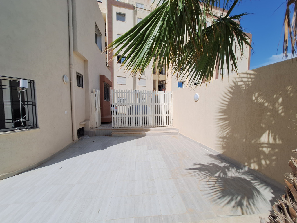 Triplex d'Exception à Ariana Cité El Ghazela : Duplex S+4, Appartement S+1, et Grande Terrasse de 60 m²