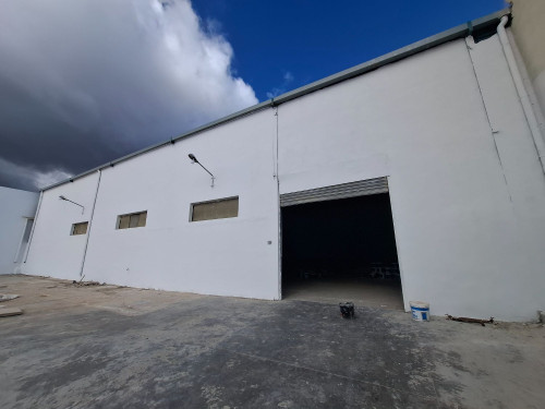 À louer – Local industriel de 1250 m² situé à la Zone Industrielle Mghira 1, avec 750 m² couverts, 600 m² de cour, 400 KVA d’électricité et bloc administratif.