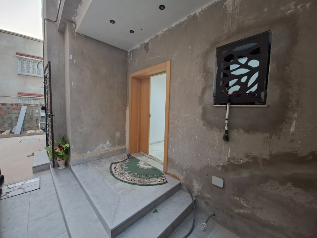 villa moderne S+4 avec jardin et garage à El Mourouj 5