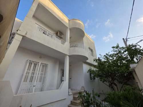 À vendre villa indépendante S+6 avec jardin et parking à El Mourouj 4