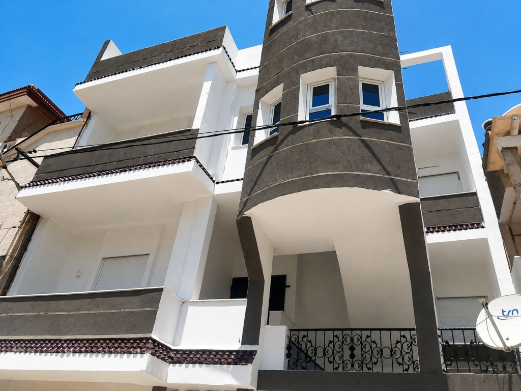 À vendre maison R+2 avec deux entrées indépendantes à El Mourouj 4