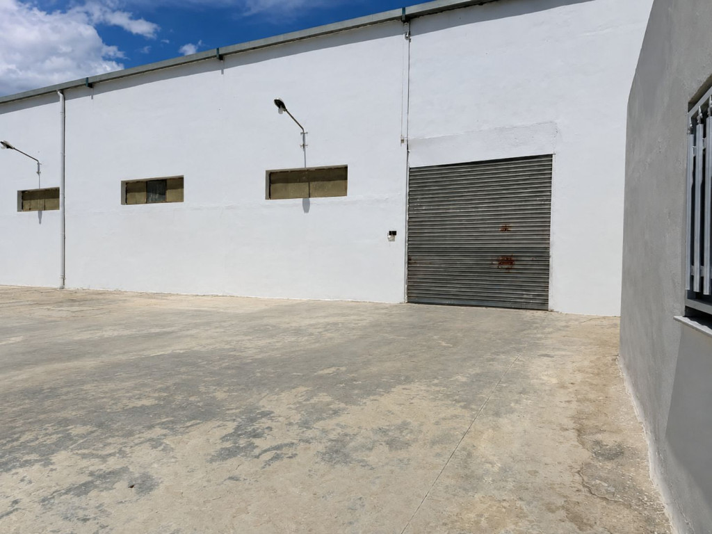 Dépôt industriel de 1250 m² avec administration et grande cour à louer dans la zone industrielle El Mghira 3